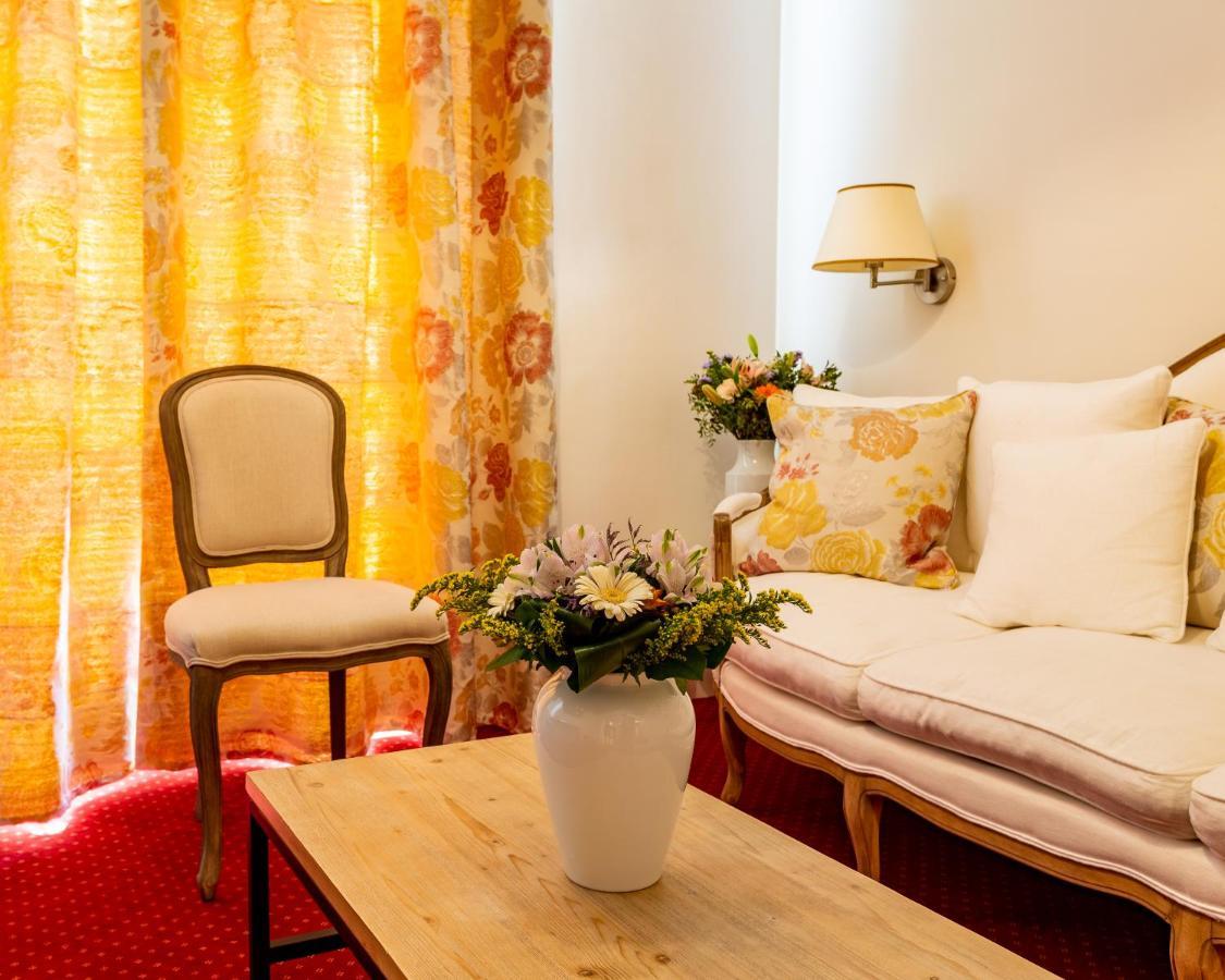 Les Eyzies Hotel Restaurant Le Centenaire מראה חיצוני תמונה